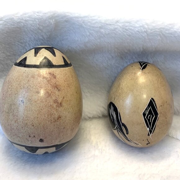 Vintage KENYA Hand Made Carved Smooth Stone Egg Etched & Painted Lion & Deer - Picture 2 of 6